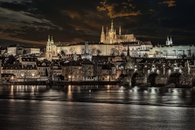 Pont Charles et ville de Prague de nuit
