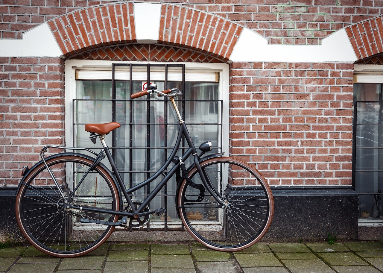 Vélo dans une rue d'Amsterdam
