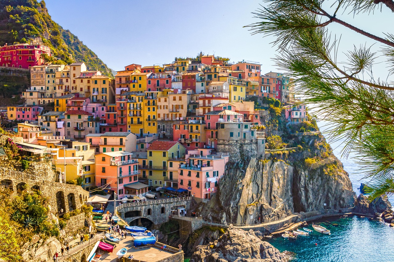 Village perché sur les falaises au bord de la mer dans la région de Cinque Terre en Ligurie