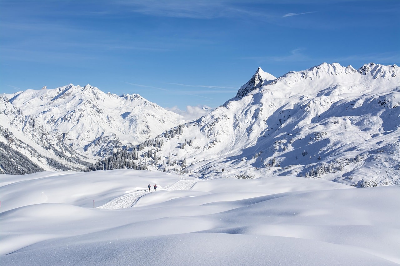 Randonnée dans la neige dans les Alpes