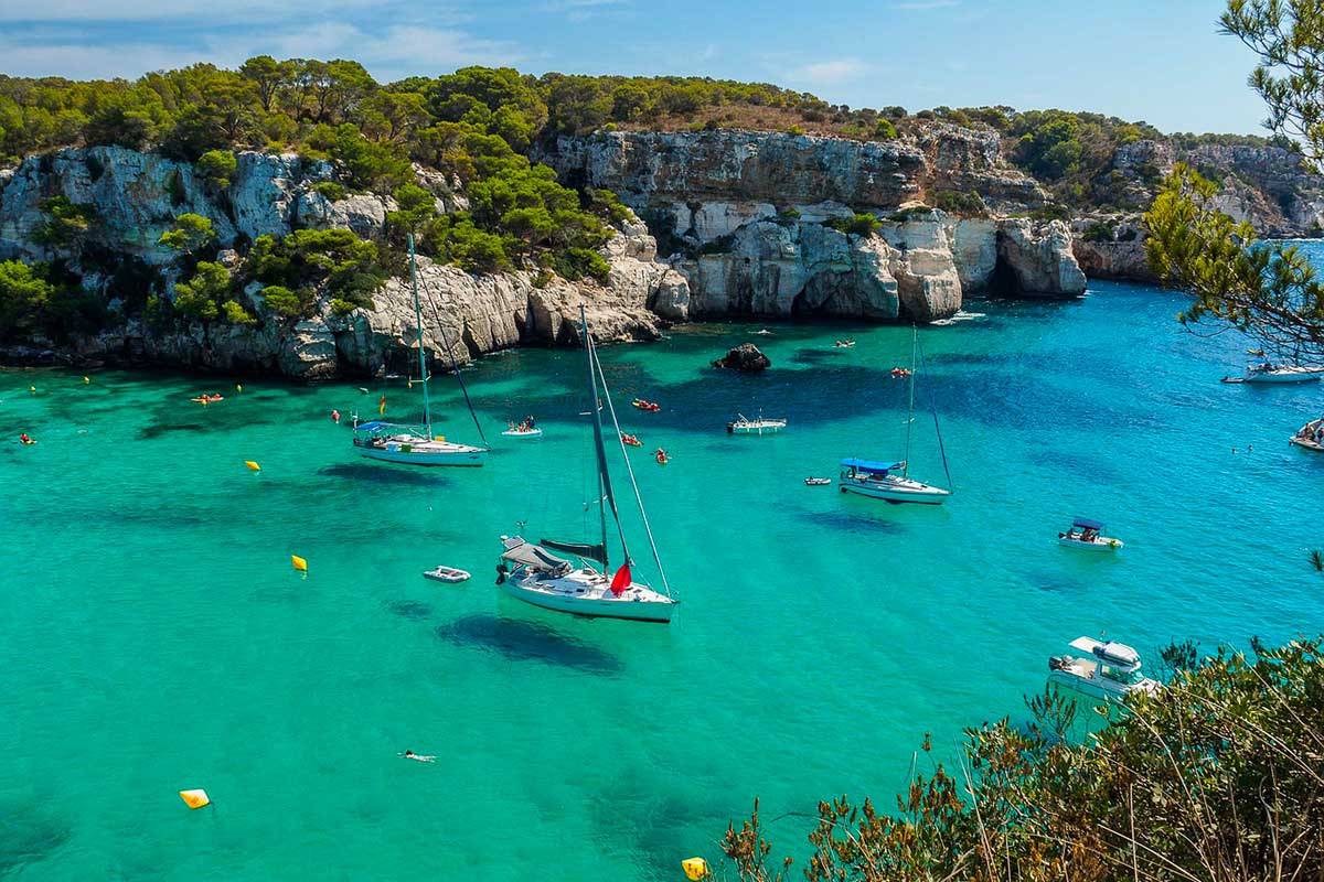 La Cala Macarella sur l'île de Minorque aux Baléares