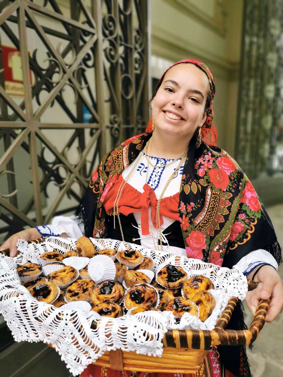 Pasteis de Nata devant le Mercado do Bolhão