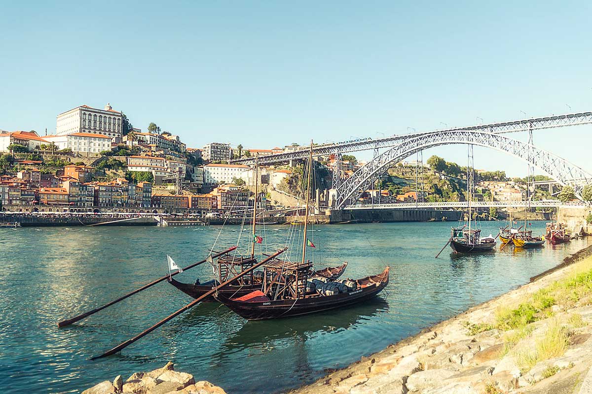Le Ponte Dom Luis de Porto et les embarcations  pour transporter le vin