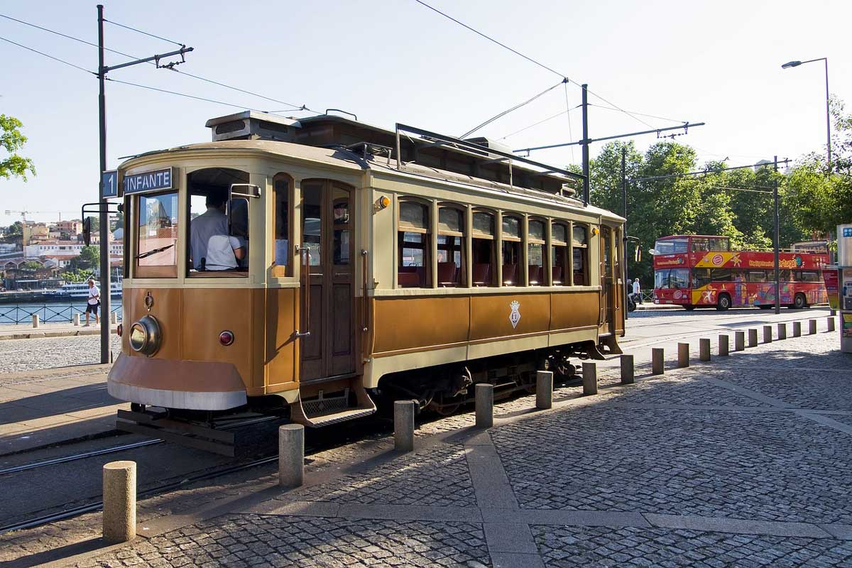 Le tramway jaune historique de Porto