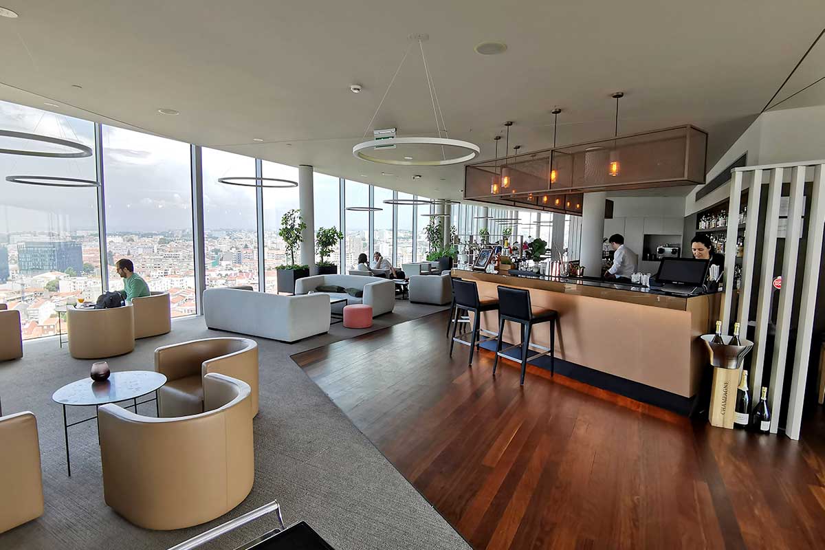 Rooftop de l'hôtel avec vue panoramique sur Porto
