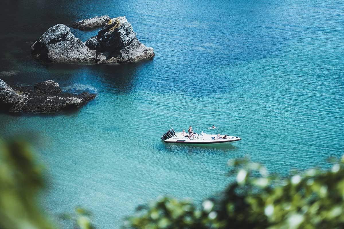 Bateau dans les eaux turquoises du Golfe du Morbihan