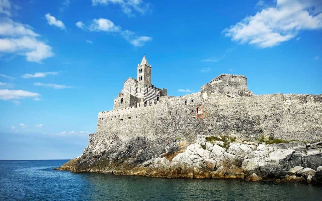 Vue depuis la mer de l'Église San Pietro de Portovenere