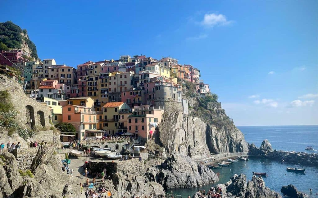 Vue panoramique sur les maisons colorées de Manarola