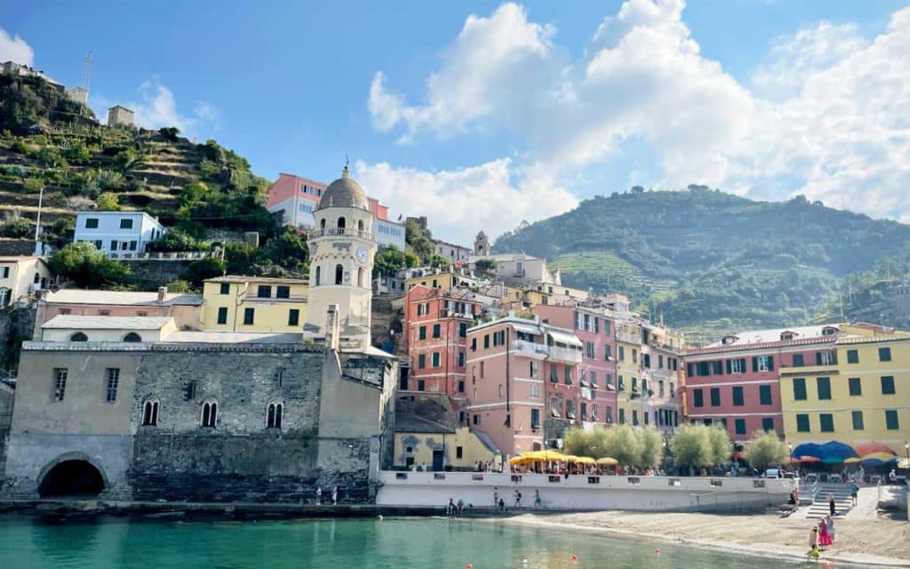 Église et maisons colorées au bord de la mer