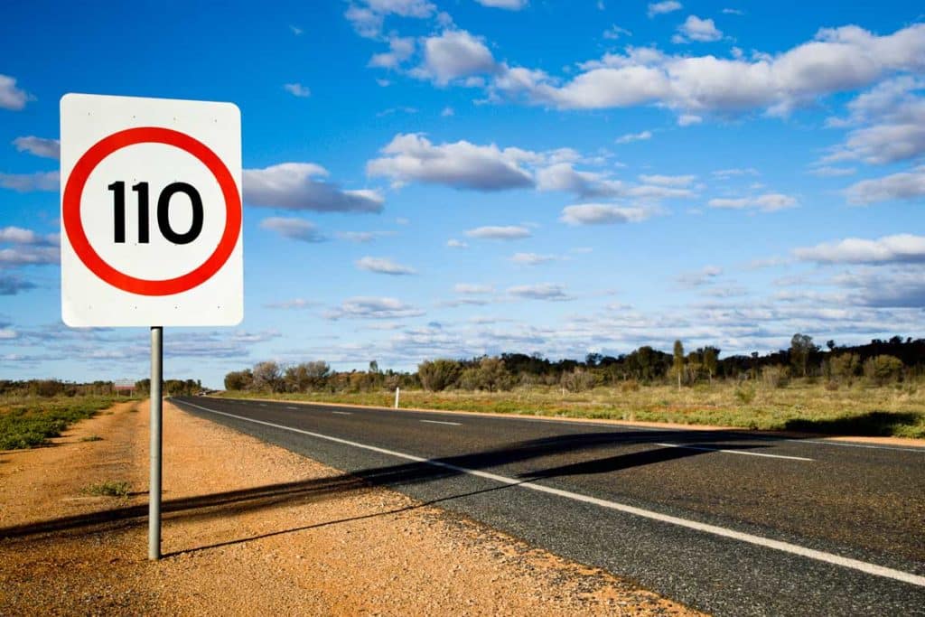 Panneau de limitation Ã  110 dans une zone rurale en Australie