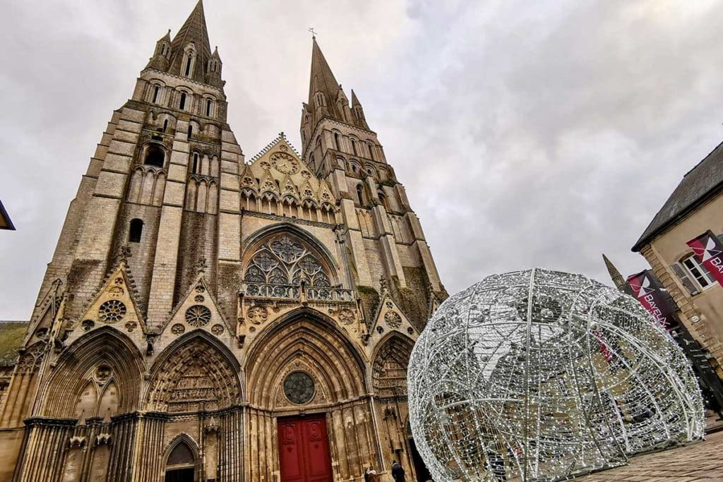 Boule de Noël devant la cathédrale de Bayeux