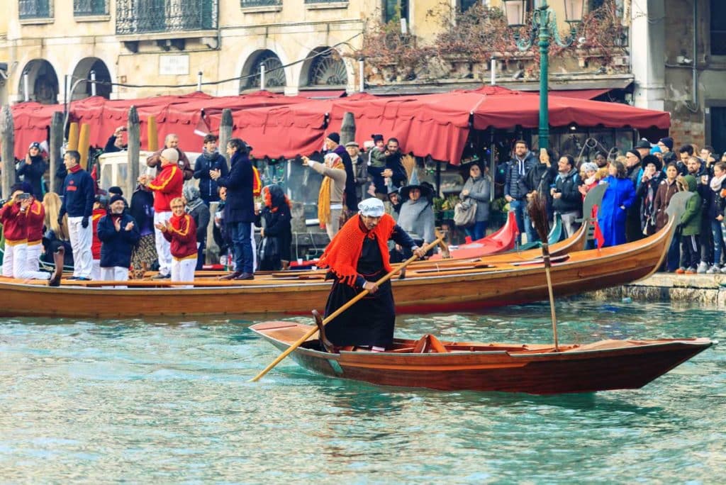 Une befana sur une gondole à Venise