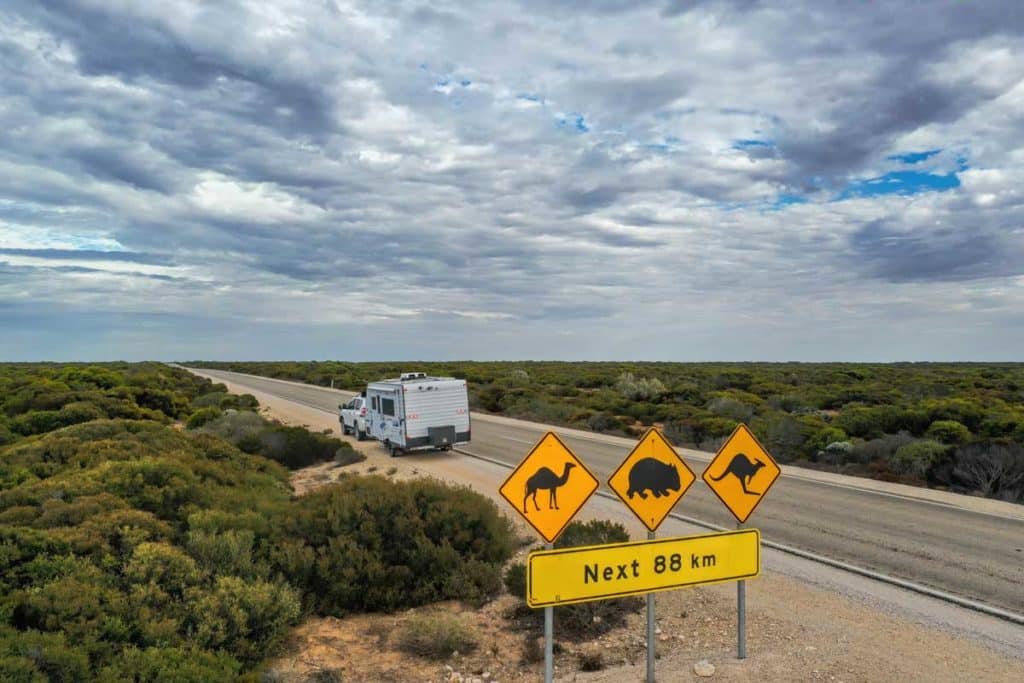 Caravane sur une route en Australie