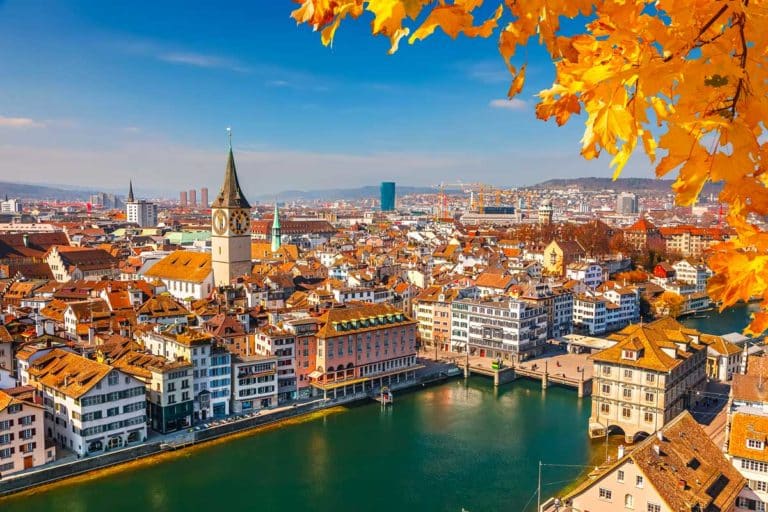 Vue du centre historique de Zürich avec la Limmat et l'église Saint Pierre